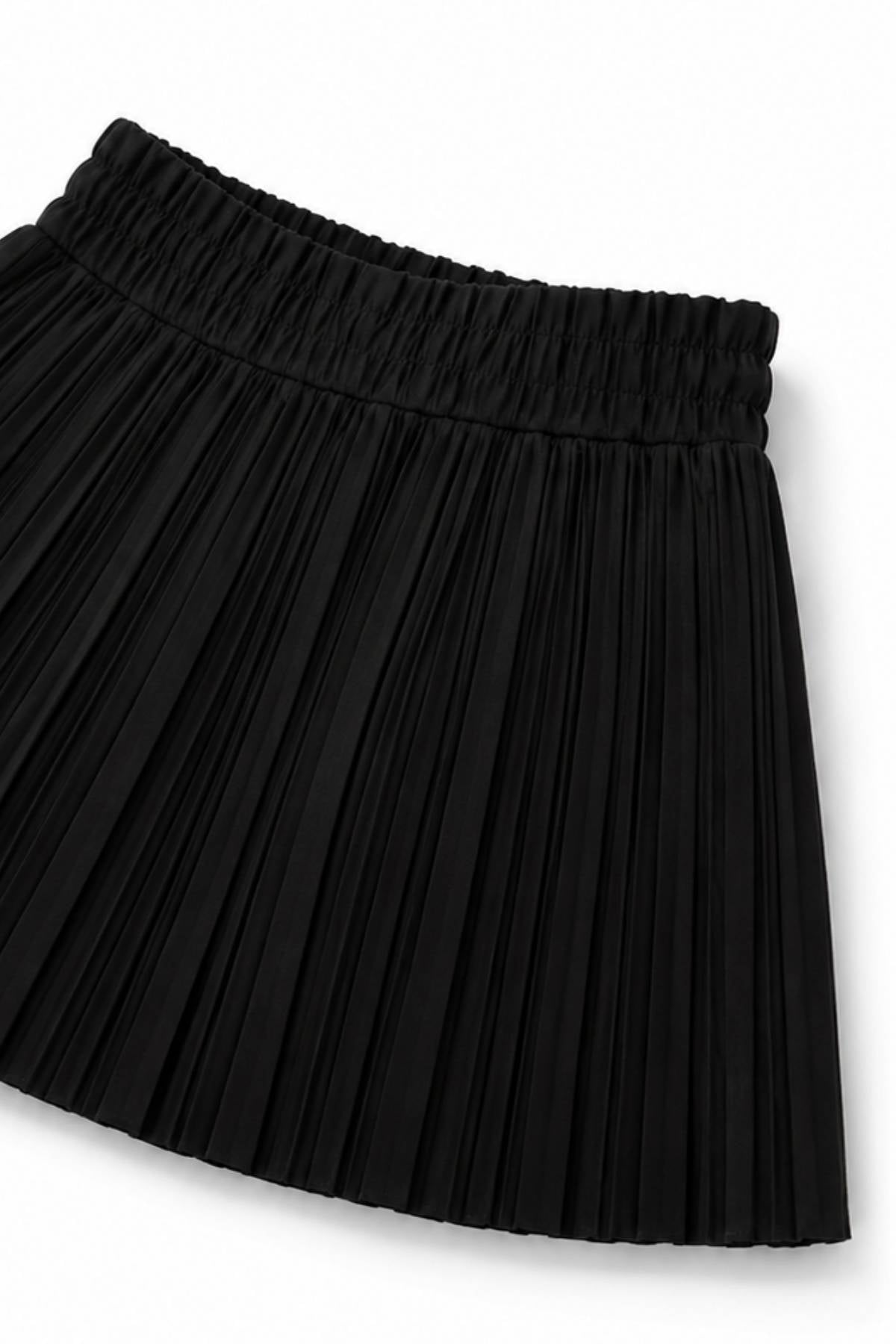 Детайл на черна плисирана пола за момиче